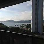 Moderno Apartamento na Enseada com Wi-Fi e Vista Espetacular - Para Família e Home Office - 300m da praia