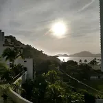 Moderno Apartamento na Enseada com Wi-Fi e Vista Espetacular - Para Família e Home Office - 300m da praia